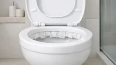 Impacco di carta igienica e aceto nel WC: il trucco semplice contro calcare e cattivi odori